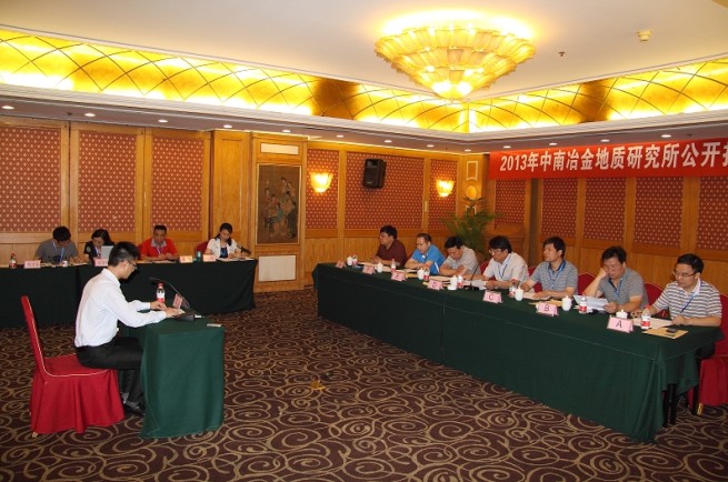 6月19日，中南冶金地質(zhì)研究所2013年公開(kāi)招聘工作人員面試順利舉行。今年參加我所面試的考生共有13人，面試內(nèi)容更加注重考生對(duì)專業(yè)知識(shí)的掌握程度及實(shí)際應(yīng)用能力。